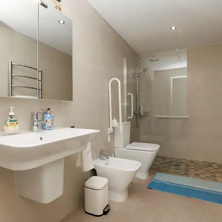 Beachfront - Dona Sofia Apartamento